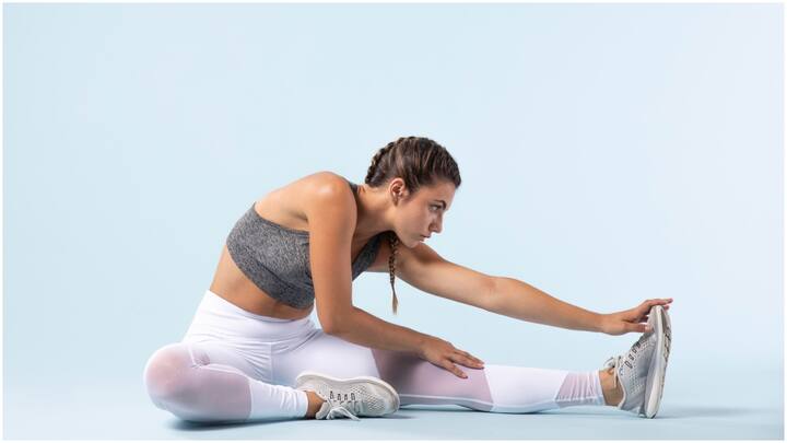 కాలు ఊపు (Leg Swings): కాళ్ళను భుజాల వెడల్పులో ఉంచి, చేతులను నడుముపై ఉంచి, ముందుకి, వెనుకకి మరియు పక్కలకు 10 సార్లు ఊపాలి.