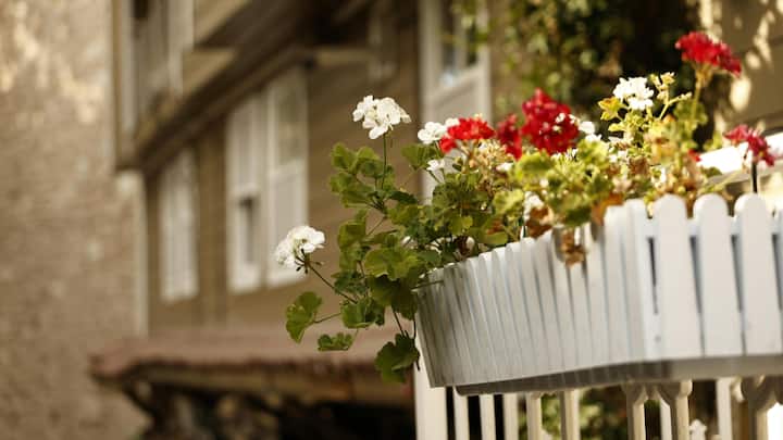 Personal Touches That Liven the Space: Balconies are more than just an extension of the home, and from an architectural perspective, they are the perfect canvas for personal expression. Elements such as wind chimes, little sculptures, candles, bird feeders, and book shelves add an emotional element to the design of the balcony and make it unique to each homeowner. (Image Source: Canva)