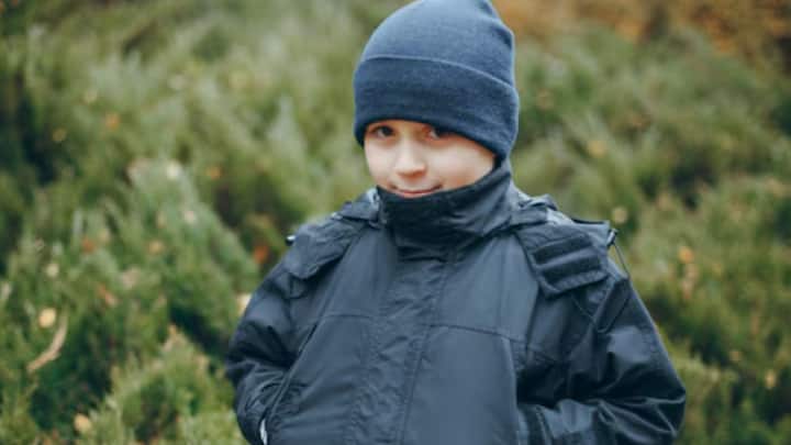 শীত পড়লেই উপচে পড়ে আলনা। সোয়েটার, জ্যাকেট, টুপি, মাফলারই চোখে পড়ে বাড়িতে। আর বাড়িতে শিশু থাকলে তো কথাই নেই।