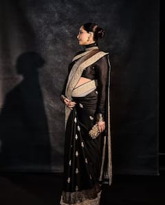 Pics: બ્લેક સાડીમાં સોનમે ફ્લૉન્ટ કર્યો બેબી બમ્પ, ટર્ટલ નેક બ્લાઉઝમાં ક્લાસી લૂક વાયરલ