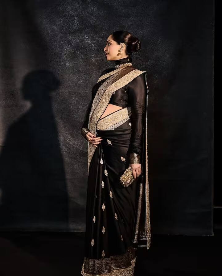 Sonam Kapoor Flaunts Baby Bump: બોલીવુડ અભિનેત્રી સોનમ કપૂર બીજી વખત ગર્ભવતી છે. આ દરમિયાન, અભિનેત્રી એકદમ ક્લાસી લુકમાં જોવા મળી રહી છે. તાજેતરના ફોટામાં, સોનમ સાડીમાં તેના બેબી બમ્પને ફ્લોન્ટ કરતી જોવા મળી રહી છે.