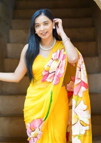 तान्या का ये लुक भी काफी अट्रैक्टिव है. उन्होंने येलो कलर की फ्लोरल प्रिंट साड़ी पहनी हैं, साथ ही में व्हाइट पर्ल ज्वैलरी कैरी करके लुक को और भी ग्रेसफुल बनाया है.