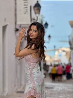 Ashika Ranganath: స్పెయిన్‌కే అందాలు అద్దిన పూలబుట్ట... 'బెల్లా బెల్లా'లో ఆషికా రంగనాథ్ లుక్స్ చూశారా?