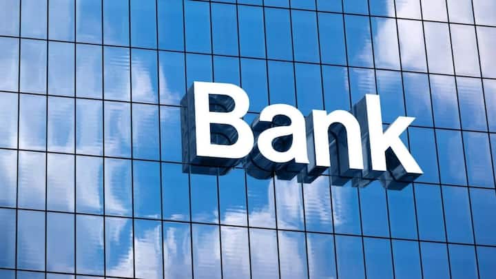 लेकिन इसका मतलब गारंटर लाना बिल्कुल नहीं होता. यह सिर्फ यह सुनिश्चित करने के लिए होता है कि कोई धोखाधड़ी न हो. ऐसे मामलों में ग्राहक को सिर्फ अपनी पहचान साबित करनी होती है. नियम कहते हैं खाते के मालिक को अपनी रकम निकालने से रोका नहीं जा सकता.