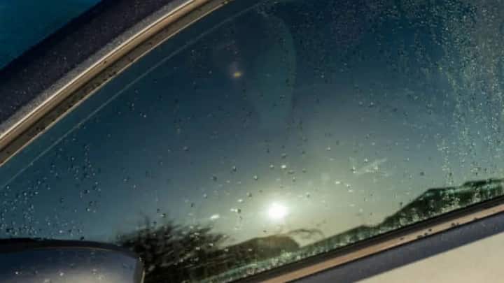 आम लोगों की गाड़ियों के लिए नियम तय करते हैं कि फ्रंट और रियर विंडशील्ड पर 70 प्रतिशत विजिबिलिटी होनी चाहिए. साइड ग्लास पर 50 प्रतिशत विजिबिलिटी जरूरी है. इससे कम पारदर्शिता वाली फिल्म अवैध मानी जाती है. यह नियम सुरक्षा और कानून व्यवस्था बनाए रखने के लिए लागू किया गया है.