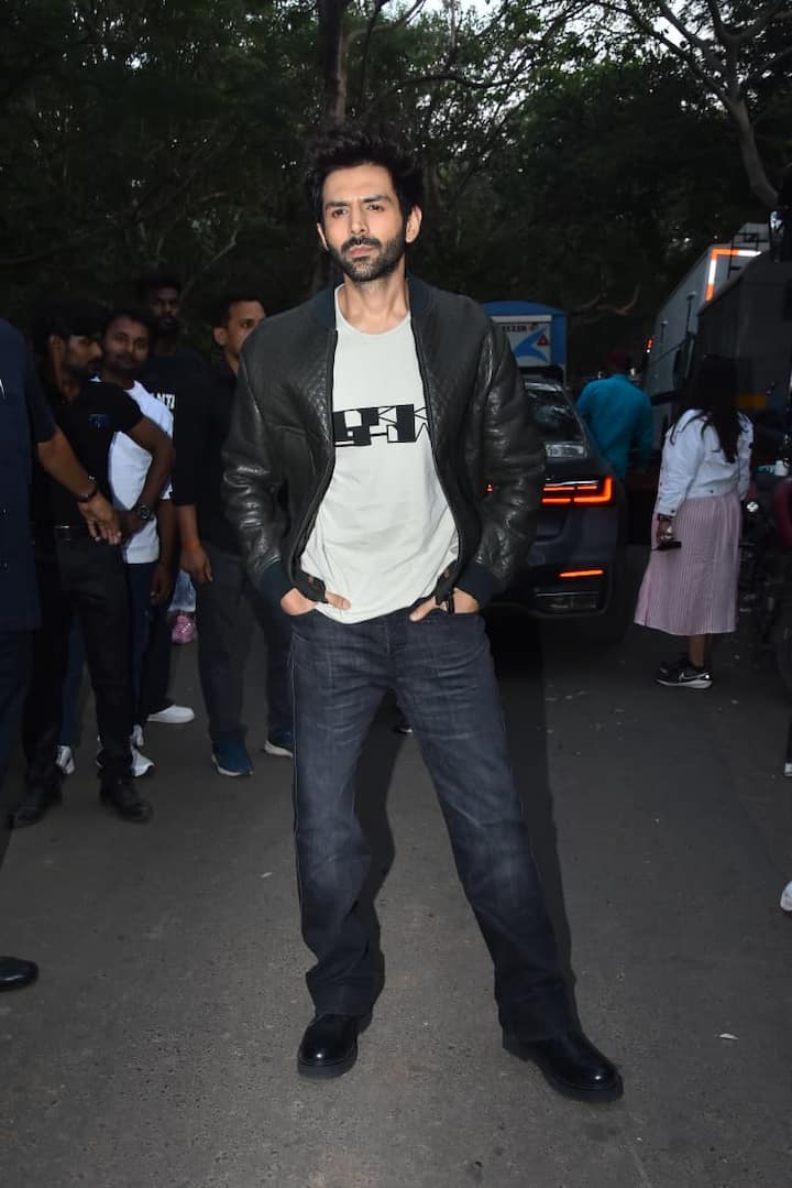 वायरल तस्वीरों में 'तू मेरी मैं तेरा मैं तेरा तू मेरी' के लीड एक्टर का स्टाइलिश अवतार देख हर कोई उनका दीवाना बन गया है. 'बिग बॉस 19' के फिनाले के मौके पर उन्होंने वाइट टी शर्ट को ब्लैक डेनिम और लेदर जैकेट के साथ पेयर किया.