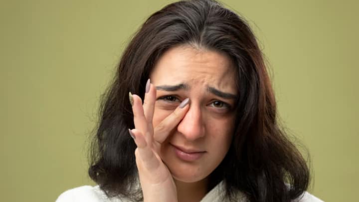 শুধুমাত্র প্রাপ্তবয়স্কদের মধ্যেই নয়, ছোটদের মধ্যেও সমস্যা বাড়ছে। বিশেষ করে স্কুল পড়ুয়াদের মধ্যে। ধুলো, ধোঁয়া, রাসায়নিক, বিষাক্ত উপাদান চোখের মারাত্মক ক্ষতি করছে।