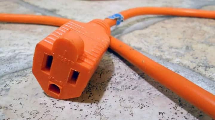 हीटर के साथ एक्सटेंशन कॉर्ड का इस्तेमाल जितना हो सके अवॉयड करें. अक्सर ओवरलोडिंग की वजह से वायर गर्म होकर पिघलने लगता है और शॉर्ट सर्किट हो जाता है. हीटर को सीधे दीवार के सॉकेट में लगाएं. तार या प्लग में हल्की गड़बड़ी भी नजर आए तो तुरंत बदल दें.