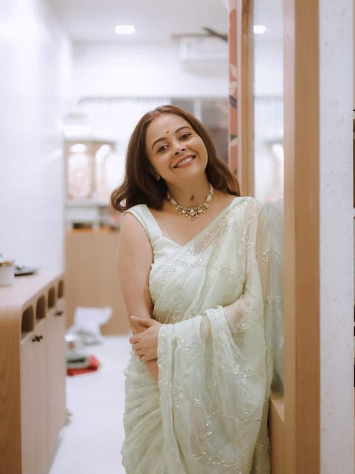 एक्ट्रेस के लुक की बात करें तो उन्होंने लाइट कलर की साड़ी पहनी हैं, जिसके साथ उन्होंने स्लीवलेस ब्लाउज कैरी किया.