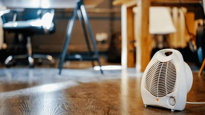 સૌથી વધુ અકસ્માતો રાત્રે સૂતી વખતે હીટર ચાલુ રાખવાને કારણે થાય છે. જો આખી રાત હીટર ચાલુ રહે તો રૂમમાં ભેજનું પ્રમાણ ઘટી જાય છે અને કાર્બન મોનોક્સાઈડ જેવો ઝેરી ગેસ જમા થઈ શકે છે, જેના કારણે વ્યક્તિ ઊંઘમાં જ બેભાન થઈ શકે છે. સલામત રસ્તો એ છે કે સૂવાના એક-બે કલાક પહેલાં રૂમ ગરમ કરી લો અને પથારીમાં જતા પહેલાં હીટર સ્વીચ ઓફ કરી દો.