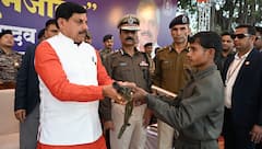 नक्सलवाद पर बड़ी चोट, बालाघाट में 10 नक्सलियों का सरेंडर, CM मोहन यादव ने दी संविधान की प्रति