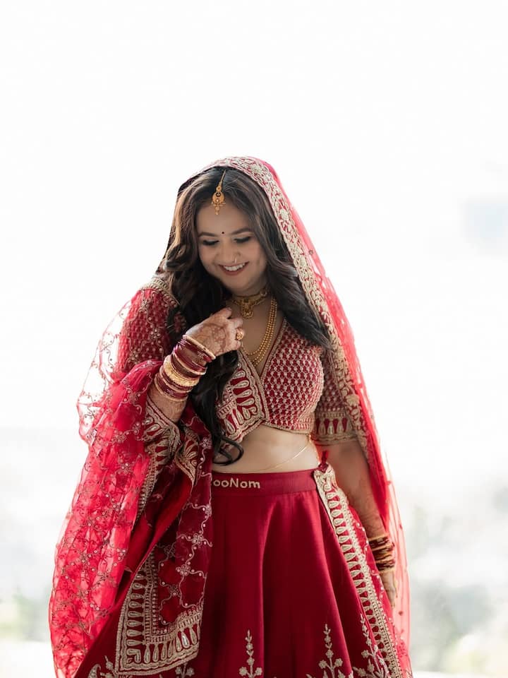 रूपल त्यागी ने शादी के बाद अब अपनी तस्वीरें सोशल मीडिया पर शेयर की हैं जिनमें वो ब्राइडल लुक में बेहद खूबसूरत लग रही हैं.