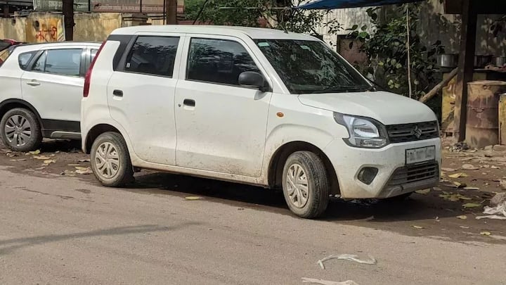 कार पर ब्लैक फिल्म लगाने को लेकर लोग अक्सर कन्फ्यूज रहते हैं. प्राइवेट कारों को गहरे टिंट लगाने की परमिशन नहीं है. सिर्फ लिमिट वाली ट्रांसपेरेंट फिल्म ही चलती है. पुलिस चेकिंग में ब्लैक फिल्म मिलते ही चालान कटता है.