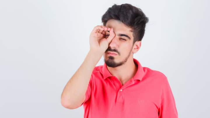 দূষণের হাত থেকে চোখকে কী ভাবে রক্ষা করা যায়, তার কিছু উপায়ও বের করেছেন চিকিৎসকরা। তাঁরা জানিয়েছেন, বাড়ির বাইরে পা রাখলে সানগ্লাস অথবা চশমা পরতেই হবে।