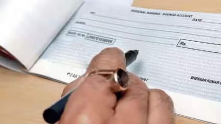 The rules related to check book and pass book have also been changed. Now the customer will be given a check book of at least 25 pages every year absolutely free. Along with this, the bank will have to provide passbook or monthly statement free of cost. Earlier banks used to charge different fees on these.