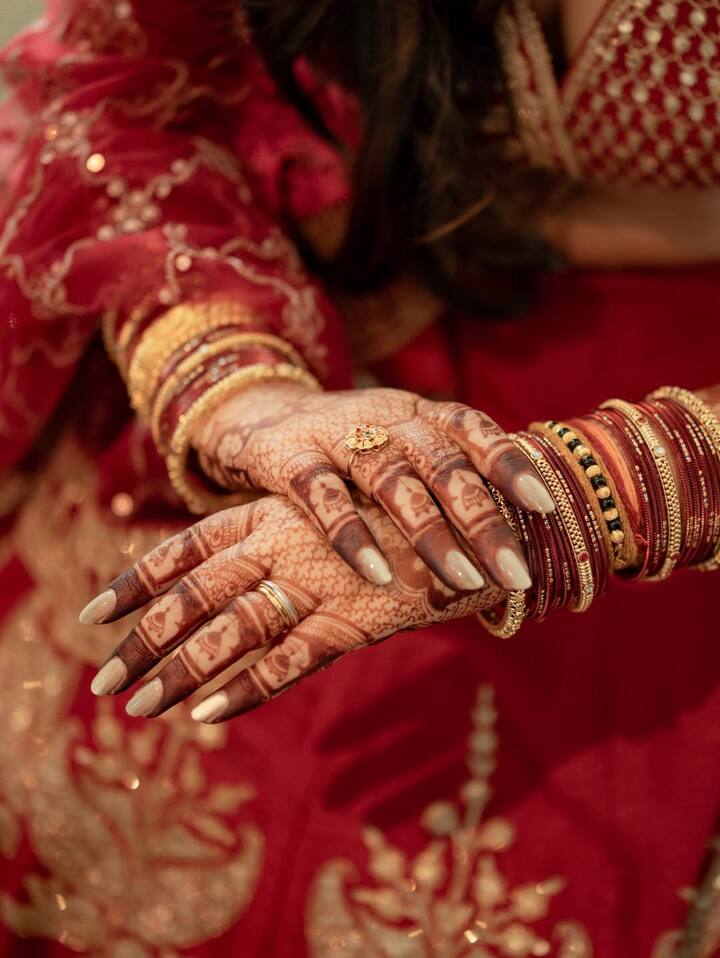 एक्ट्रेस के हाथों में मेंहदी से खूबसूरत डिजाइन बनी है. हाथ पर बनी ये मेहंदी उनके ब्राइडल लुक को पूरी तरह कंप्लीट कर रही थी और ट्रेडिशनल ब्राइडल स्टाइल को और भी खास बना रही है.