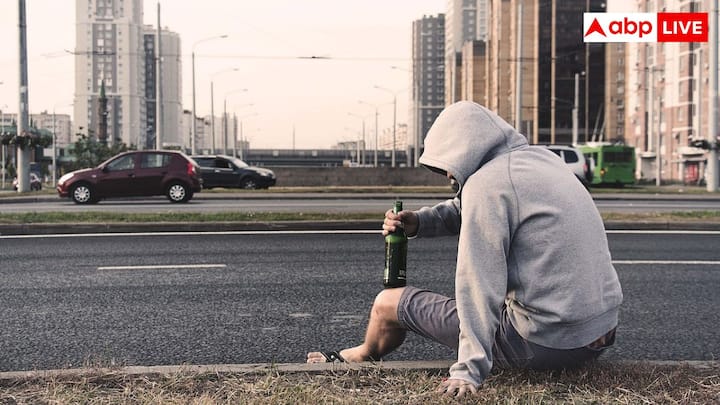 మద్యం మెదడులోని ప్రీ ఫ్రంటల్ కార్టెక్స్ను బలహీనపరుస్తుంది. ఇది నిర్ణయాలు, నియంత్రణ, తర్కాన్ని ఆలోచించడానికి బాధ్యత వహిస్తుంది. దీనివల్ల ప్రజలు మానసికంగా తమ సమస్యలను పునరావృతం చేయడం మానేస్తారు.