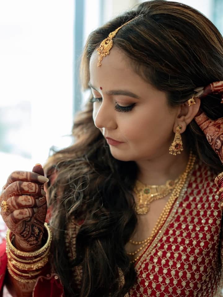 एक्ट्रेस ने अपने लुक को कंप्लीट करने के लिए गोल्डेन ज्वेलरी, जैसे हैवी नेकलेस, मांगटीका और चूड़ियां पहनी हैं.