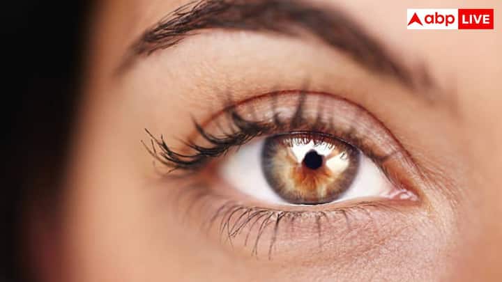 हेजल आंखें रोशनी के आधार पर हरे, भूरे और सुनहरे रंग के बीच बदलती हुई लगती हैं. ऐसा मध्यम मेलानिन स्तर के साथ-साथ आइरिस के चारों तरफ पिगमेंट के समान बंटवारे की वजह से होता है. आइरिस अंदर कई परतें रोशनी को अलग-अलग तरह से बिखेरती हैं. इससे कई रंग वाला कभी-कभी चमकने वाले इफेक्ट बनता है.