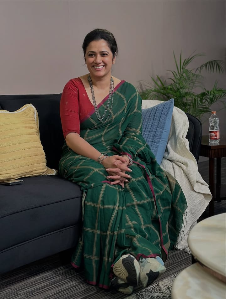साड़ी, हमेशा के लिए होती है. इसे हर साइज की महिला पहन सकती है. ये काफी वर्सेटाइल होती है. गिरिजा के पास एक साड़ी ऐसी भी है, जिसपर Audrey Hepburn बनी हैं.