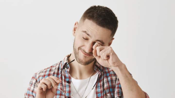 শীতাতপ নিয়ন্ত্রণ যন্ত্র চালিয়ে ঠান্ডা হাওয়ার কাছাকাছি না থাকাই ভাল। ঘরের ভিতরের তাপমাত্রার সঙ্গে বাইরের তাপমাত্রার ভারসাম্য বজায় রাখুন। দূষণ অত্যধিক হলে কনট্যাক্ট লেন্সের ব্যবহার কমান।