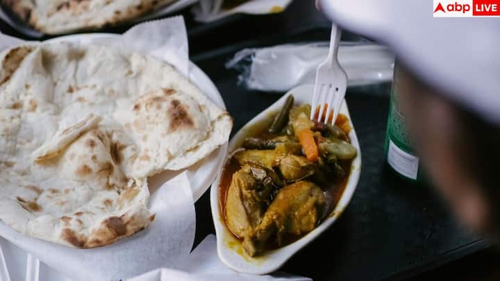 गेहूं की रोटी रोजमर्रा का स्वाद देती है, लेकिन जो लोग वजन या ब्लड शुगर कंट्रोल में रखते हैं, वे ज्वार, बाजरा या रागी जैसे मिलेट्स का इस्तेमाल करके फायदा उठा सकते हैं. मिलेट्स शरीर को धीरे-धीरे ऊर्जा देते हैं, जिससे शुगर स्पाइक्स कम होते हैं.