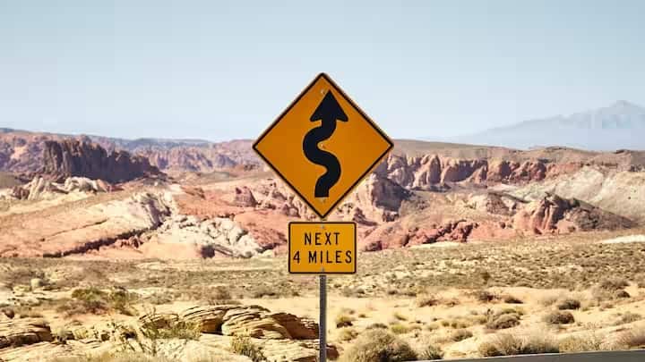 રંગ ઓળખવામાં મનોવિજ્ઞાન પણ મુખ્ય ભૂમિકા ભજવે છે. એવું માનવામાં આવે છે કે લાલ રંગ તરત જ ખતરોનો સંકેત આપે છે અથવા મગજને રોકવાનો સંકેત આપે છે. તેથી, તમે વિશ્વમાં જ્યાં પણ જાઓ છો, ત્યાં તમને લાલ રંગનું