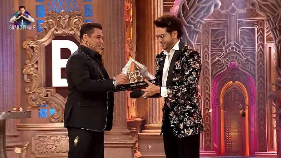 Bigg Boss 19 Winner: गौरव खन्ना के सिर सजा 'बिग बॉस 19' विनर का ताज, 50 लाख प्राइज मनी के साथ घर ले गए ट्रॉफी