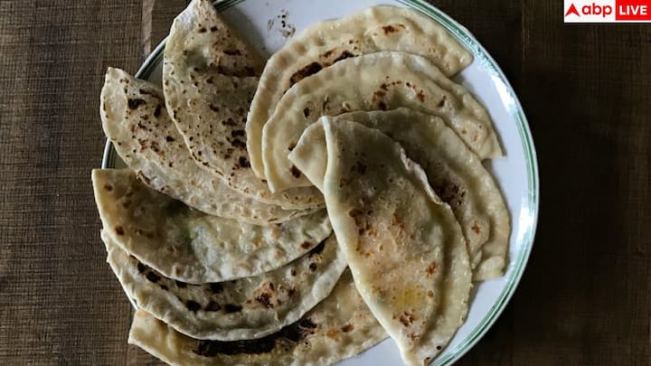 इसी वजह से मिक्स्ड मिलेट फुल्का एक शानदार विकल्प बन गया है. इसमें रागी, ज्वार, बाजरा और गेहूं सभी को मिलकर एक ऐसा फुल्का बनाते हैं जो डायबिटीज के मरीजों से लेकर वजन घटाने वालों तक सभी के लिए फायदेमंद है. एंटीऑक्सिडेंट और फाइबर से भरपूर यह रोटी रोज की थाली में आसानी से फिट हो जाती है.