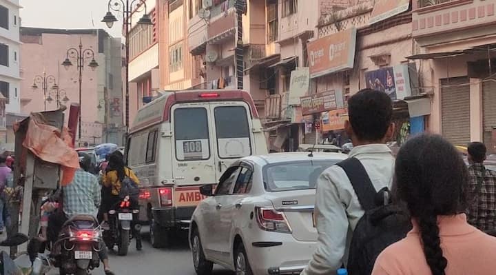 वाराणसी का शहरी क्षेत्र शनिवार को भीषण जाम से पूरी तरह त्रस्त दिखाई दिया.