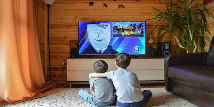 स्मार्ट टीवी को भी समय-समय पर रीस्टार्ट करने की जरूरत होती है, ठीक वैसे ही जैसे हम स्मार्टफोन को रीबूट करते हैं. प्लग निकालने पर टीवी पूरी तरह शटडाउन होता है जिससे कैशे साफ हो जाती है और सॉफ्टवेयर से जुड़ी छोटी-मोटी गड़बड़ियां अपने आप दूर हो जाती हैं. इसका असर आपको टीवी की परफॉर्मेंस में साफ दिखता है.