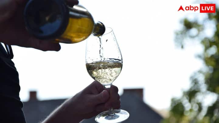 చాలా మందికి.. తాము కంట్రోల్ చేసుకోలేని భావోద్వేగాలను ఎదుర్కోవడానికి మద్యం ఒక వేగవంతమైన, సులభమైన మార్గంగా మారుతుంది. తమ భావోద్వేగాలను అర్థం చేసుకోవడానికి బదులుగా.. మెరుగ్గా భావించడానికి మద్యంపై ఆధారపడతారు.