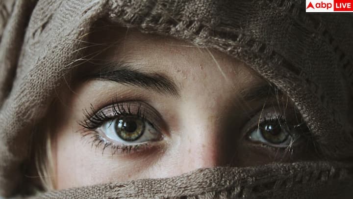 রেটিনাল ডিট্যাচমেন্ট একটি গুরুতর অবস্থা। এতে রেটিনা তার স্থান থেকে সরে যেতে শুরু করে, যার ফলে হঠাৎ ফ্লোটার্স দেখা যেতে পারে, ঝলকানি দেখা যেতে পারে বা একপাশে পর্দা নামার মতো অনুভব হতে পারে। সময়মতো চিকিৎসা না হলে স্থায়ী ক্ষতিও হতে পারে।