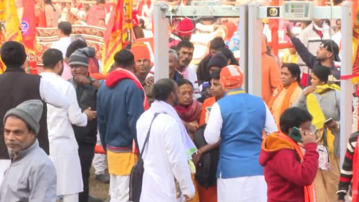 তারই শেষ মুহুর্তের প্রস্তুতি চলছে ব্রিগেডে।রবিবার সকাল ৯টা থেকে শুরু হবে গীতা পাঠের অনুষ্ঠান। চলবে দুপুর ২ টো পর্যন্ত। গীতা পাঠের আগে হবে বেদ পাঠ।