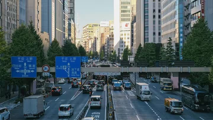 દરમિયાન, જાપાન અને દક્ષિણ કોરિયા, સંકેતોના રંગો નક્કી કરવા માટે દ્રશ્ય વિજ્ઞાન અને હવામાન અભ્યાસ પર આધાર રાખે છે. ઉદાહરણ તરીકે, જાપાનમાં, વરસાદી અને ધુમ્મસવાળા વિસ્તારોમાં સફેદ અક્ષરોવાળા વાદળી ચિહ્નો વધુ દેખાય છે, જે તેમને પસંદગીની પસંદગી બનાવે છે.