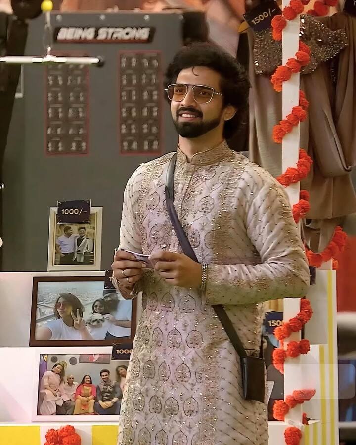 सिंगर और म्यूजिक कंपोजर अमाल मलिक सलमान खान के हिट शो 'बिग बॉस 19' का हिस्सा बने. उन्होंने सबसे आखिर में सलमान खान के साथ स्टेज ज्वाइन किया और समा बांध दिया. उनकी जर्नी रोलर कोस्टर जैसी रही जो वाकई काफी दिलचस्प थी. अब म्यूजिक कंपोजर अमाल मलिक फिनाले की रेस में शामिल हैं.