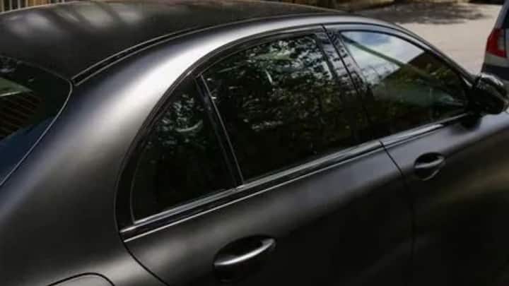 फिर ऐसे में लोगों के मन में सवाल आता है वह कौन सी गाड़ियां है जिनमें ब्लैक फिल्म लगी होती है. उन्हें इसके लिए क्या अलग से कोई परमिशन मिलती है? तो आपको बता दें ब्लैक फिल्म की परमिशन उन वाहनों को होती है जिनकी सुरक्षा जरूरतें अलग होती हैं.