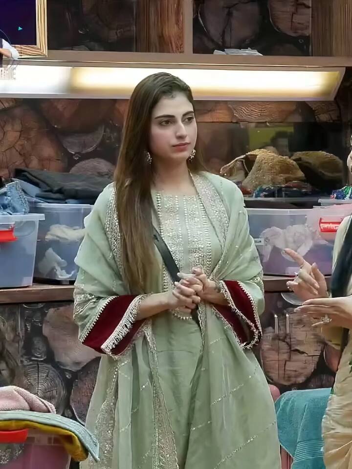 फरहाना भट्ट 'बिग बॉस 19' की ग्लैमरस कंटेस्टेंट में से एक हैं. बिग बॉस हाउस में कदम रखने के बाद उनकी खूबसूरती और फैशन सेंस को लेकर चर्चा होने लगी. एक्ट्रेस और पीस एक्टिविस्ट फरहाना भट्ट का हर एक अंदाज कातिलाना है.