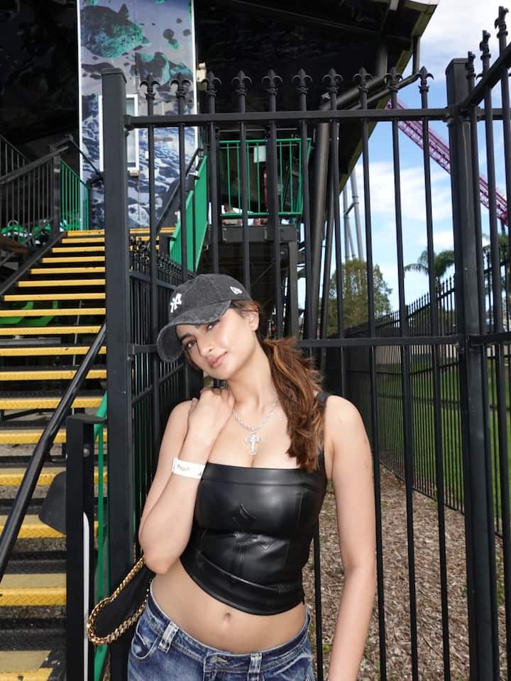 તે હંમેશા પોતાના સ્ટાઇલિશ આઉટફિટ્સ અને ફેશન સેન્સથી પોતાના ચાહકોને પ્રભાવિત કરે છે. પોતાના અદભુત લુક્સથી, તે દર વખતે સાબિત કરે છે કે ફેશનની વાત આવે ત્યારે તે કોઈથી પાછળ નથી.