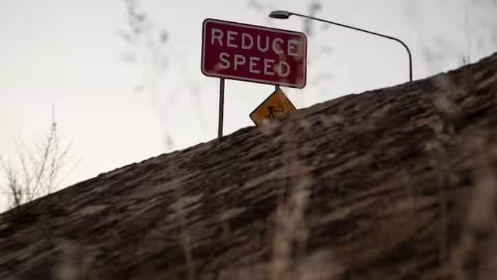 પરંતુ આ રંગ દુનિયામાં દરેક જગ્યાએ સામાન્ય નથી. યુએસ, યુકે અને ઓસ્ટ્રેલિયામાં, રાષ્ટ્રીય ધોરીમાર્ગો પર લીલો રંગ સામાન્ય છે, પરંતુ જેમ જેમ તમે શહેરોમાં પ્રવેશ કરો છો, તેમ તેમ ચિહ્નો વાદળી થઈ જાય છે.