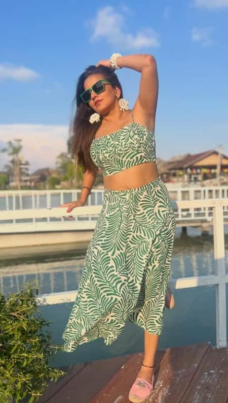 મોનાલિસાનો પ્રિન્ટેડ લૂક વાયરલ, ફેન્સ થયા ફિદા