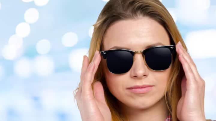 একটানা কম্পিউটার, টিভি বা মোবাইলের দিকে তাকিয়ে থাকবেন না। প্রতি মিনিটে ১০-১৫ সেকেন্ড করে বিরতি নিন। চোখের পাতা ফেলুন ঘন ঘন। চোখের সোজাসুজি না রেখে স্ক্রিন কিছুটা নীচে রাখুন।