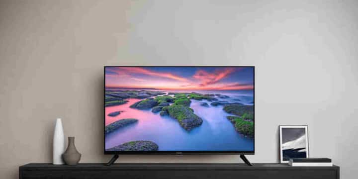 रिमोट से बंद किया गया स्मार्ट टीवी असल में स्टैंडबाय मोड में रहता है, यानी वह पूरी रात धीरे-धीरे बिजली खींचता रहता है. यह खपत देखने में भले छोटी लगे, लेकिन पूरे साल में यह आपके बिल में अच्छा-खासा पैसा जोड़ देती है. छोटे टीवी भी लगातार स्टैंडबाय में पड़े रहने पर सालाना सौ-दो सौ रुपये की अतिरिक्त बिजली खा जाते हैं जबकि बड़े टीवी इससे भी ज्यादा खर्च बढ़ा देते हैं.