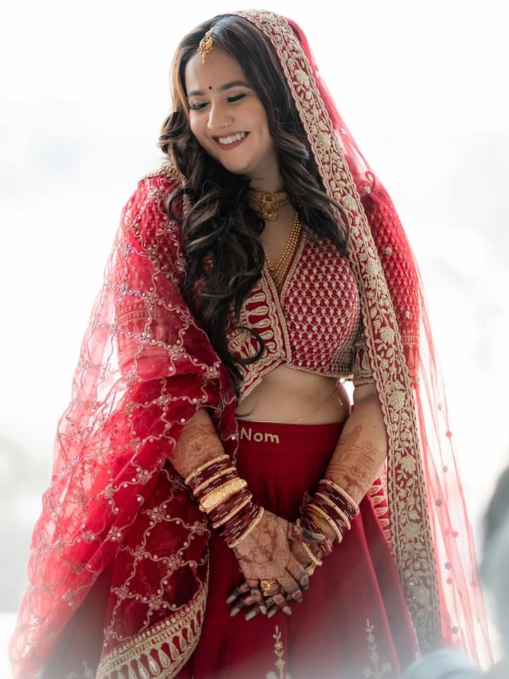 उनकी ये तस्वीरें अब सोशल मीडिया पर छाई हुई हैं, जहां फैंस उनके लुक की जमकर तारीफ कर रहे हैं.