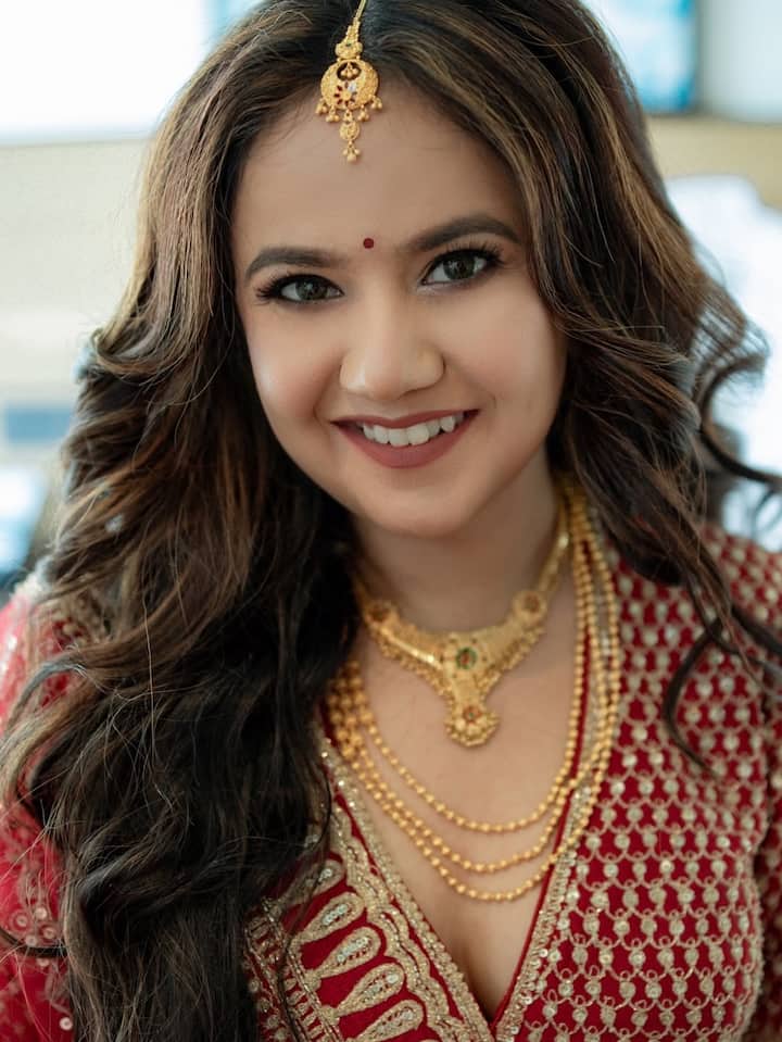 उनका मेकअप और हेयरस्टाइल भी बेहद ग्लैम और एलीगेंट रखा गया है, जो पूरे ब्राइडल लुक को परफेक्ट फिनिश देता है.