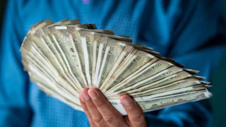 Users in need of cash will also now be free from the fear of charges. According to the new rules, the bank will have to provide free cash withdrawal at least four times every month. Be it from your own bank's ATM or from another bank's. This will provide good benefits to those people who are unable to do digital things or who need to keep cash.