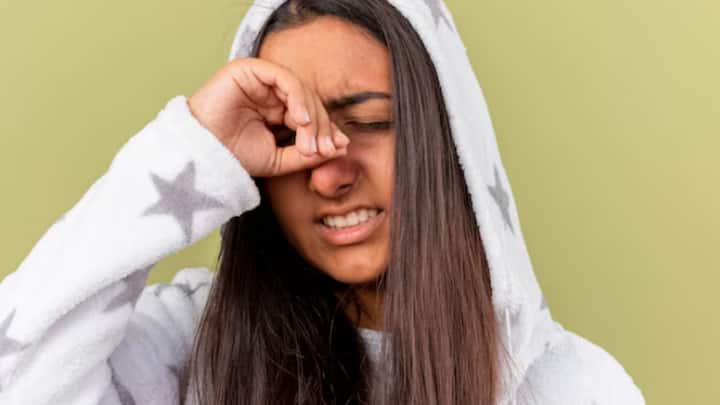 তাই বায়ুদূষণ থেকে চোখকে রক্ষা করা অত্যন্ত প্রয়োজন বলে মনে করছেন চিকিৎসকরা। দূষণের জেরে চোখের ক্ষতি হচ্ছে বুঝবেন কী করে, তার কিছু উপসর্গও চিহ্নিত করা গিয়েছে, যেমন, চোখ শুকিয়ে যাওয়া, ঘন ঘন সংক্রমণ, অ্যালার্জির দরুণ কনজাঙ্কটিভাইটিস, ধুলো এবং আলোয় অস্বস্তি, কনট্যাক্স লেন্স পরতে অসুবিধা।