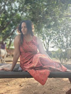 Anasuya Bharadwaj Farmhouse: ఫామ్‌ హౌస్‌లో ఆవు దూడలతో అనసూయ ఆటలు... వింటర్ వీకెండ్ డైరీస్