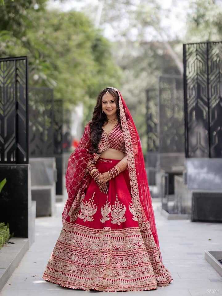 एक्ट्रेस के लुक की बात करें तो वो रेड और गोल्डन एम्ब्रॉयडरी वाले हैवी ब्राइडल लहंगे में नजर आ रही हैं. उनके आउटफिट पर किया गया सीक्विन वर्क इसे और भी रॉयल बना रहा है.