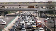 दिल्ली में वीकेंड पर ट्रैफिक जाम से बुरा हाल, रेंग रहीं गाड़ियां, इन जगहों को किया गया बंद